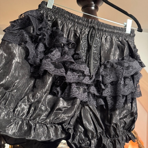 Dark In Love Ruffle shorts medium - Picture 2 of 6